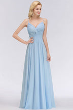 Robe de demoiselle d'honneur bleu ciel en mousseline de soie à fines bretelles, coupe trapèze, idéale pour un mariage.