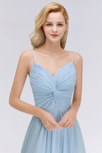 Robe de demoiselle d'honneur bleu ciel en mousseline de soie à fines bretelles, coupe trapèze, idéale pour un mariage.