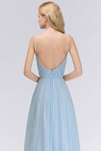 Robe de demoiselle d'honneur bleu ciel en mousseline de soie à fines bretelles, coupe trapèze, idéale pour un mariage.