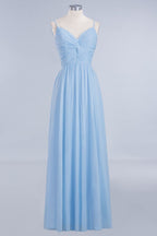 Robe de demoiselle d'honneur bleu ciel en mousseline de soie à fines bretelles, coupe trapèze, idéale pour un mariage.