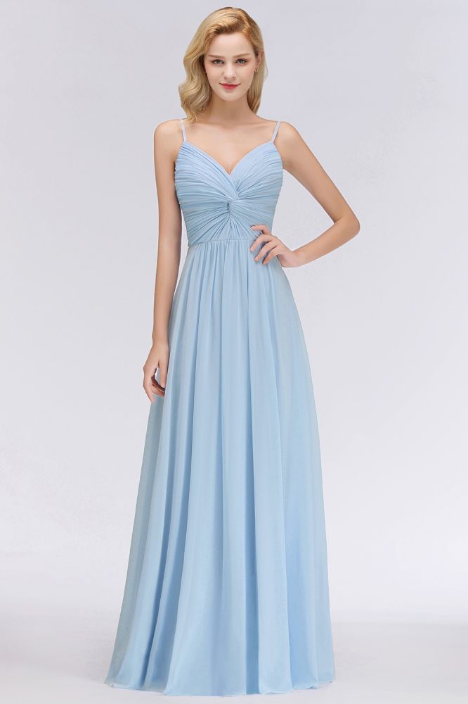 Robe de demoiselle d'honneur bleu ciel en mousseline de soie à fines bretelles, coupe trapèze, idéale pour un mariage.