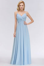 Robe de demoiselle d'honneur bleu ciel en mousseline de soie à fines bretelles, coupe trapèze, idéale pour un mariage.
