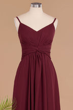 Vestido largo de noche sencillo con tirantes finos, corte A, de gasa con volantes.