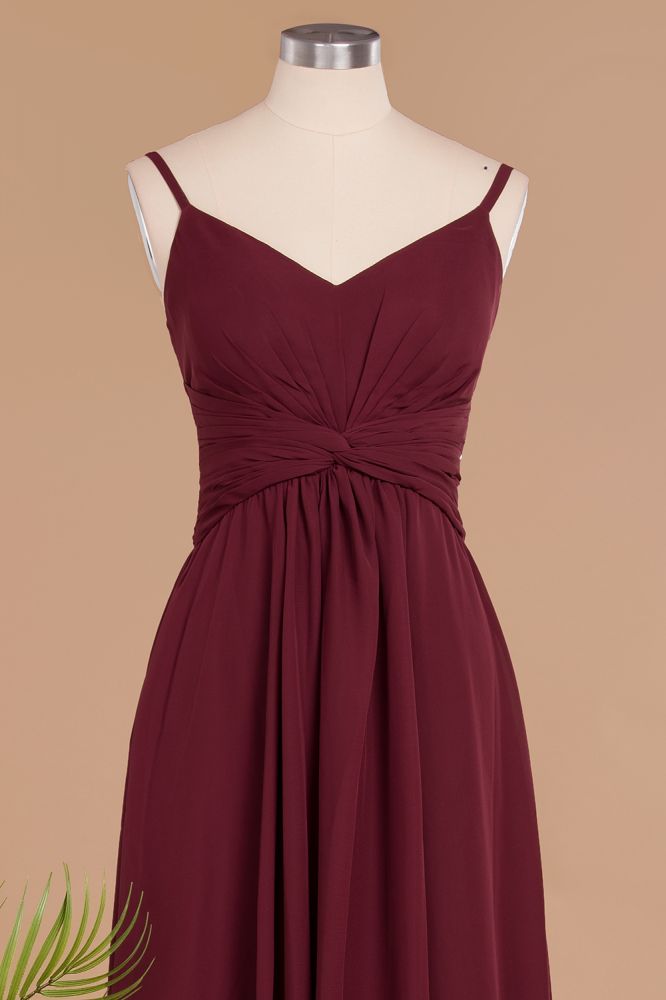 Vestido largo de noche sencillo con tirantes finos, corte A, de gasa con volantes.