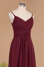 Vestido largo de noche sencillo con tirantes finos, corte A, de gasa con volantes.