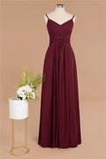 Vestido largo de noche sencillo con tirantes finos, corte A, de gasa con volantes.