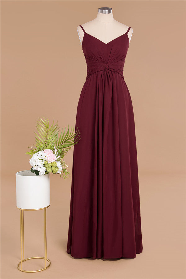 Vestido largo de noche sencillo con tirantes finos, corte A, de gasa con volantes.