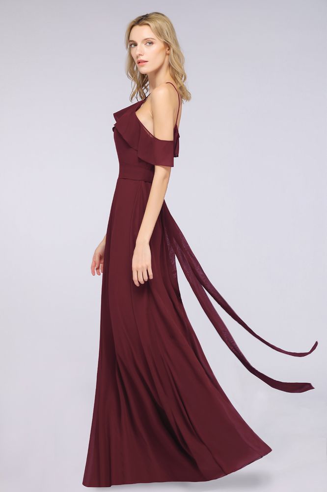 Vestido de dama de honor largo hasta el suelo, sin mangas, con tirantes finos, volantes y fajín con lazo.