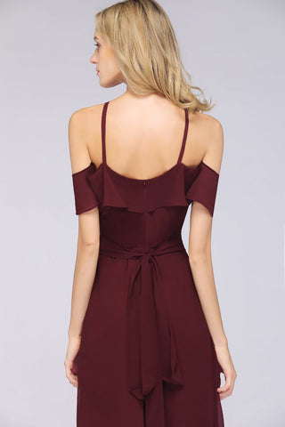 Vestido de dama de honor largo hasta el suelo, sin mangas, con tirantes finos, volantes y fajín con lazo.