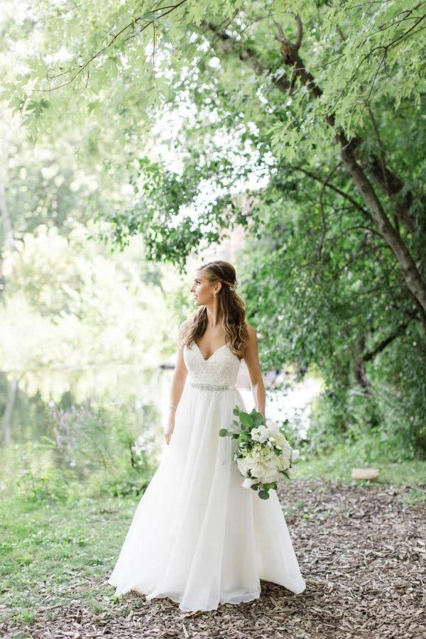 Vestido de novia de tirantes finos, escote en V, corte en A y cinturón de cristales WD534