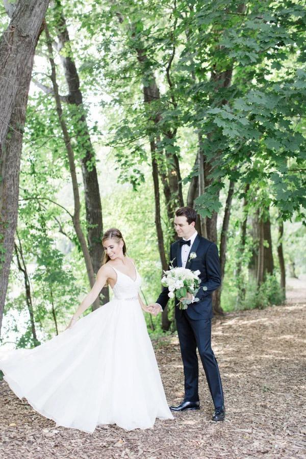 Vestido de novia de tirantes finos, escote en V, corte en A y cinturón de cristales WD534