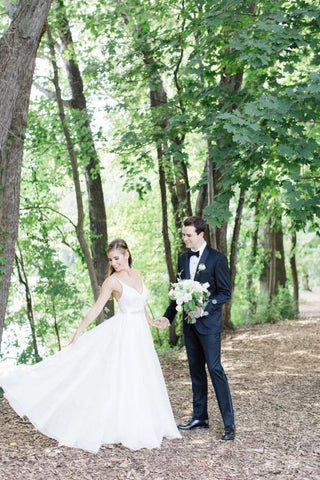 Vestido de novia de tirantes finos, escote en V, corte en A y cinturón de cristales WD534