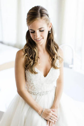 Vestido de novia de tirantes finos, escote en V, corte en A y cinturón de cristales WD534