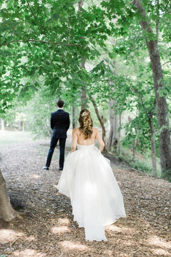 Vestido de novia de tirantes finos, escote en V, corte en A y cinturón de cristales WD534