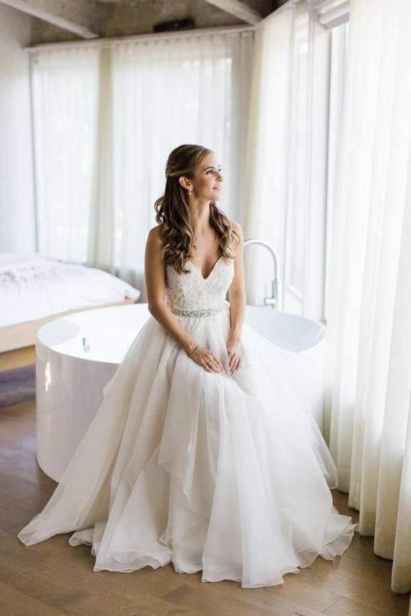 Vestido de novia de tirantes finos, escote en V, corte en A y cinturón de cristales WD534