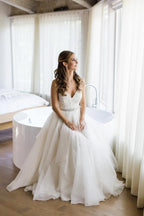Vestido de novia de tirantes finos, escote en V, corte en A y cinturón de cristales WD534