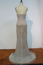 Robe de bal sirène longue à bretelles spaghetti, décolleté cœur, ornée de sequins, de perles et de cristaux