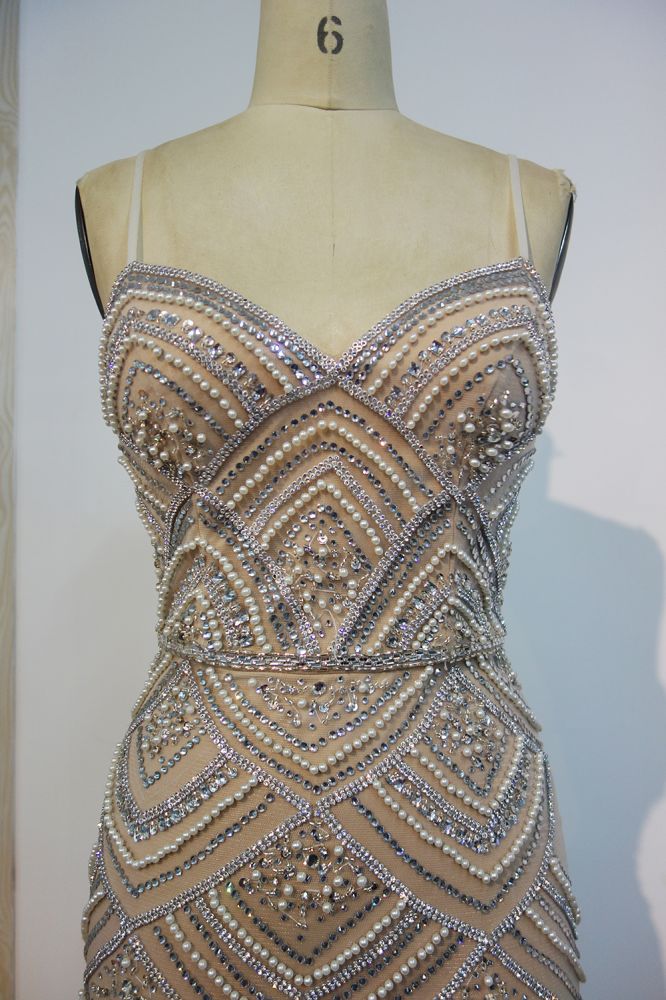 Robe de bal sirène longue à bretelles spaghetti, décolleté cœur, ornée de sequins, de perles et de cristaux