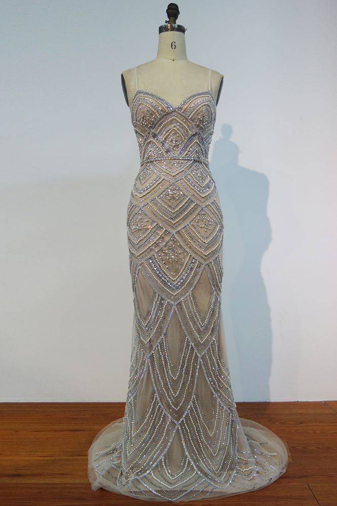Robe de bal sirène longue à bretelles spaghetti, décolleté cœur, ornée de sequins, de perles et de cristaux