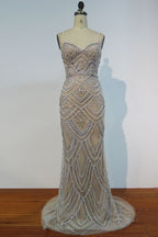 Robe de bal sirène longue à bretelles spaghetti, décolleté cœur, ornée de sequins, de perles et de cristaux