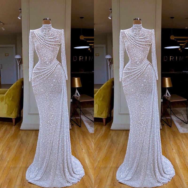 Robe de bal longue plissée blanche scintillante à manches longues et sequins