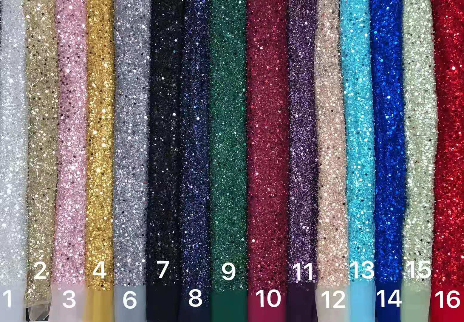 Robe de bal longue plissée blanche scintillante à manches longues et sequins