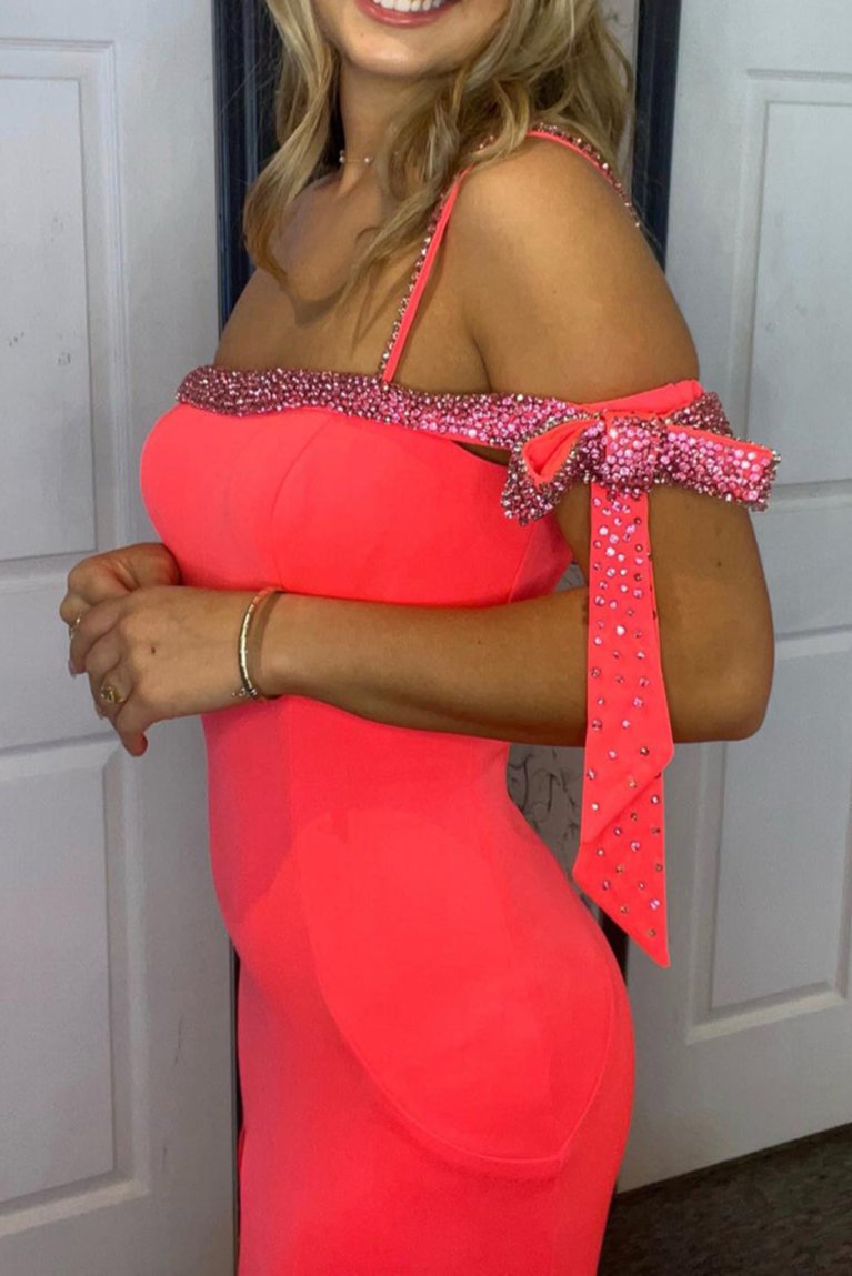 Louise | Vestido largo de fiesta de sirena color coral con un solo hombro, cuentas y abertura