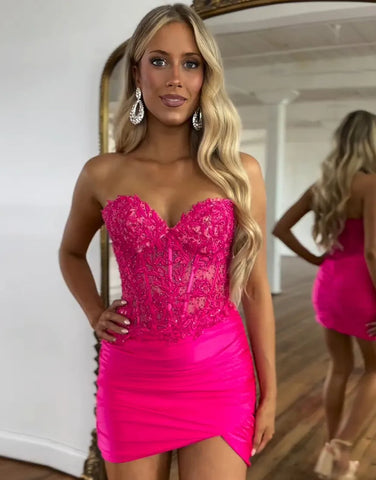 Robe moulante de bal de fin d'année lilas à appliques perlées