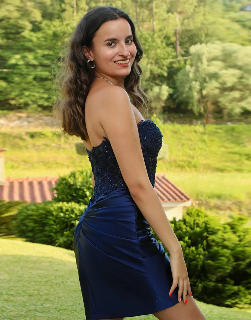Vestido de fiesta negro brillante sin tirantes con apliques de cuentas