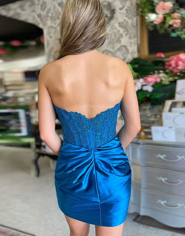 Robe de bal noire scintillante sans bretelles ornée d'appliques perlées