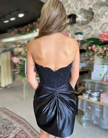 Robe de bal noire scintillante sans bretelles ornée d'appliques perlées