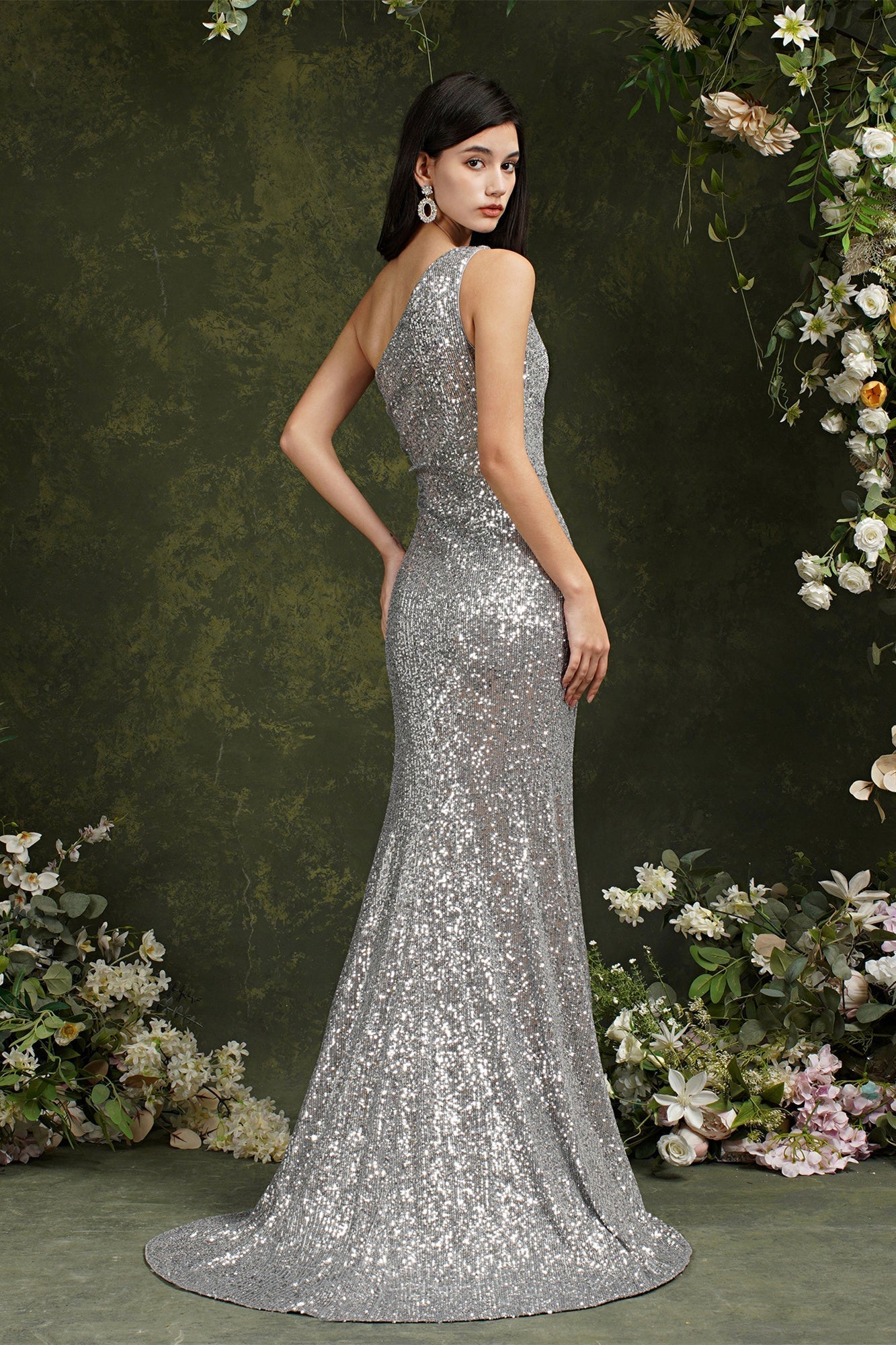 Vestido de dama de honor/baile de sirena con lentejuelas brillantes de un solo hombro y abertura lateral, ideal para damas de honor o para el baile de graduación.