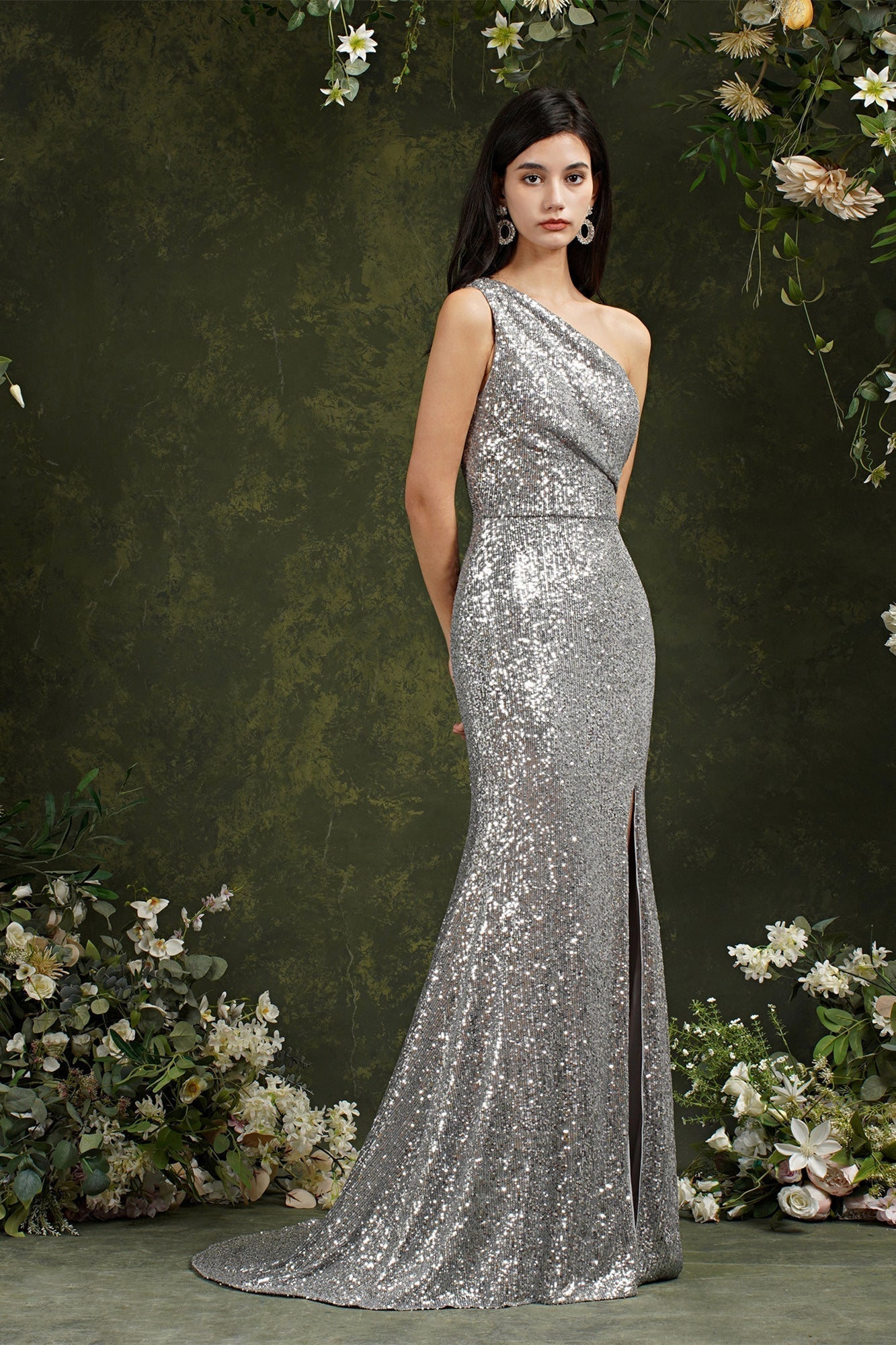Vestido de dama de honor/baile de sirena con lentejuelas brillantes de un solo hombro y abertura lateral, ideal para damas de honor o para el baile de graduación.
