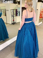 Robe de bal deux pièces scintillante, coupe trapèze, col en V, ornée de dentelle et d'appliques en tulle.