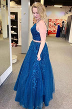 Robe de bal deux pièces scintillante, coupe trapèze, col en V, ornée de dentelle et d'appliques en tulle.
