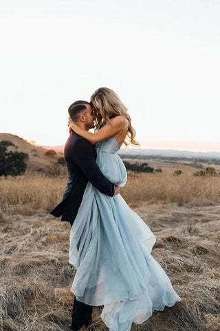 Vestido de novia rústico azul cielo con abertura lateral, ideal para bodas en la playa, con cola de corte WD289