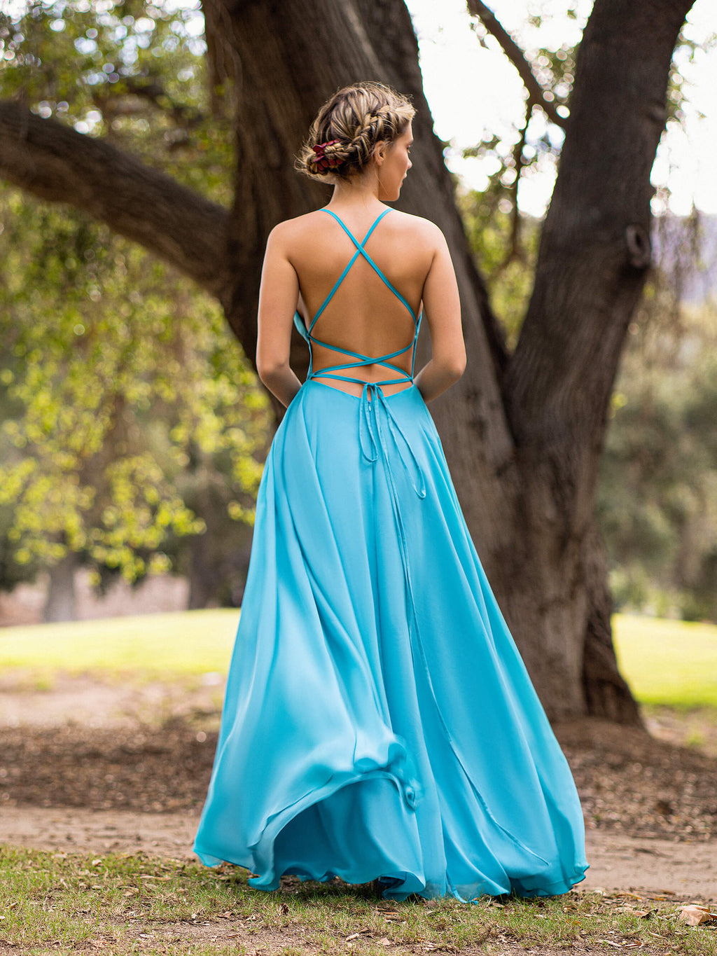 Vestido de fiesta de corte recto, largo hasta el suelo, de gasa, con espalda descubierta y corte en A.