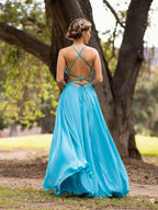 Vestido de fiesta de corte recto, largo hasta el suelo, de gasa, con espalda descubierta y corte en A.