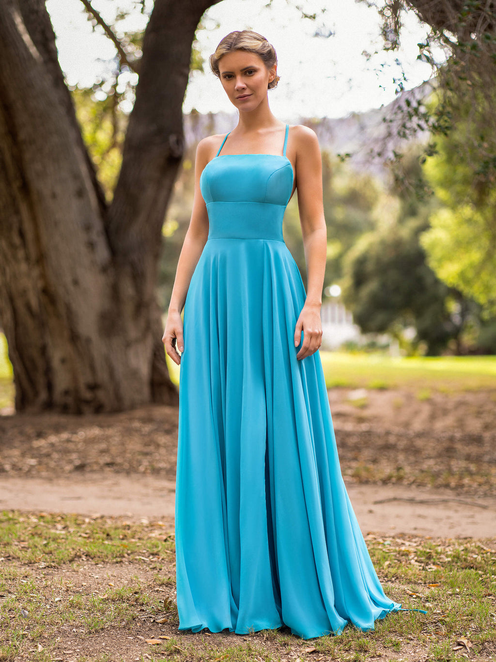 Vestido de fiesta de corte recto, largo hasta el suelo, de gasa, con espalda descubierta y corte en A.