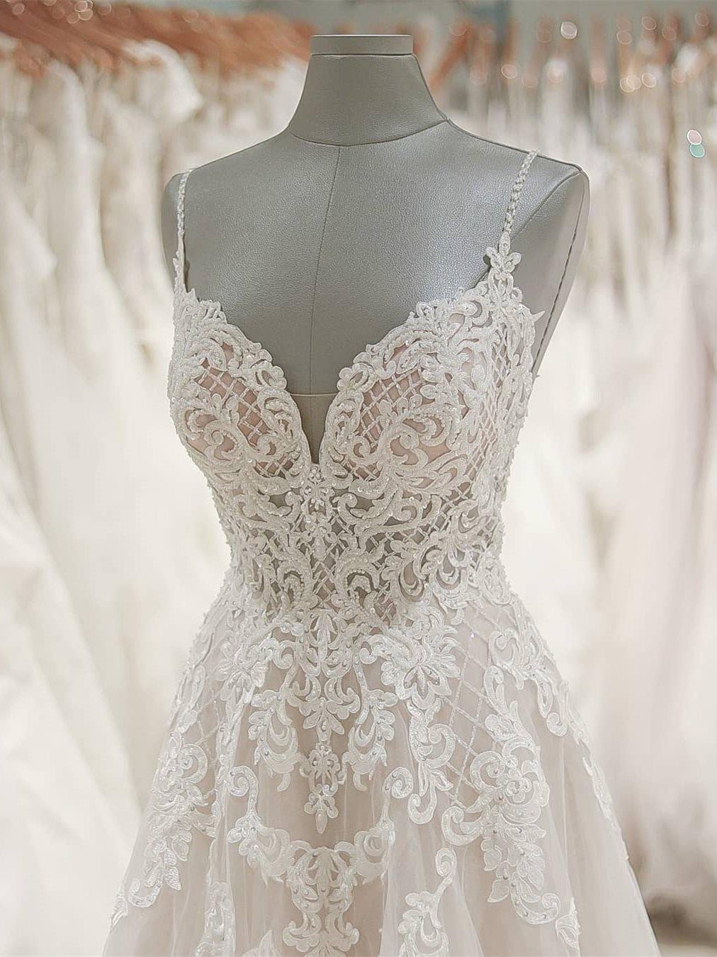 Robe de mariée de plage à bretelles et col en V, dos nu, en tulle ivoire WD309