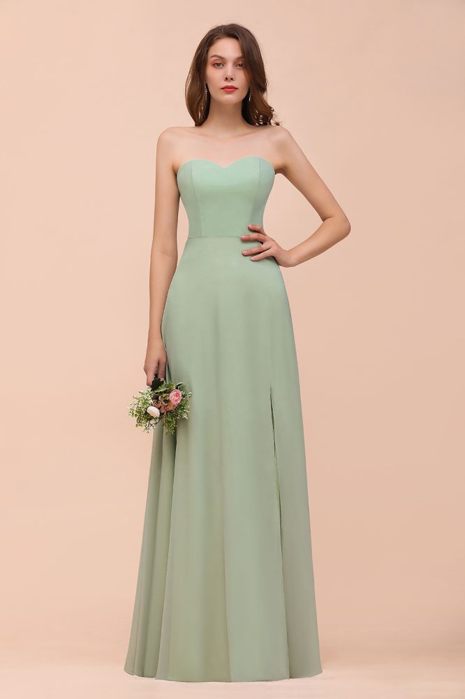Robe de demoiselle d'honneur élégante et longue, bustier en mousseline, style formel.
