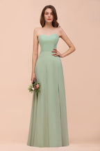 Robe de demoiselle d'honneur élégante et longue, bustier en mousseline, style formel.