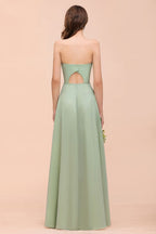 Robe de demoiselle d'honneur élégante et longue, bustier en mousseline, style formel.