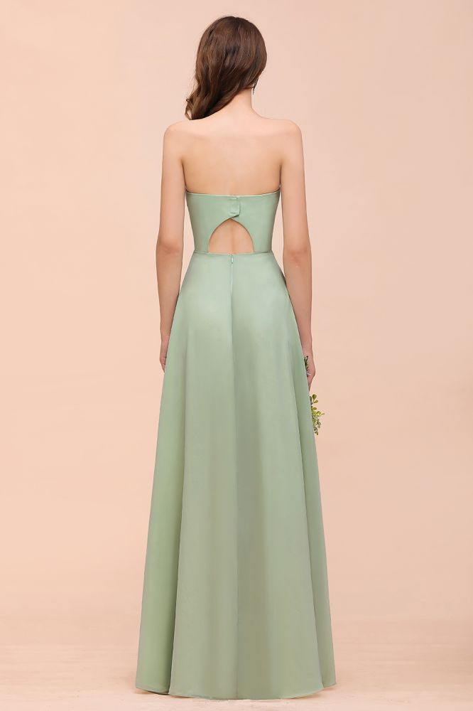 Robe de demoiselle d'honneur élégante et longue, bustier en mousseline, style formel.