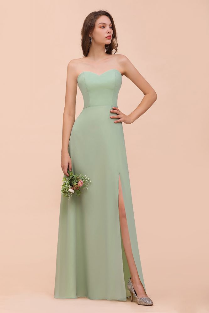 Robe de demoiselle d'honneur élégante et longue, bustier en mousseline, style formel.