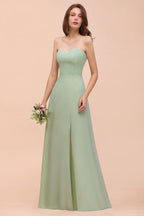 Robe de demoiselle d'honneur élégante et longue, bustier en mousseline, style formel.
