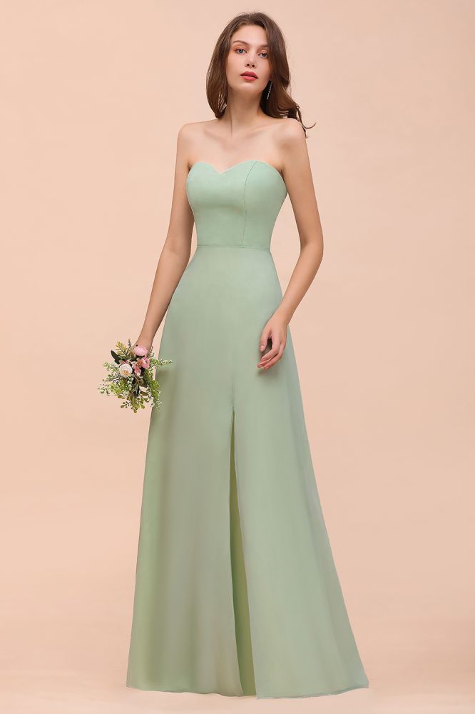 Robe de demoiselle d'honneur élégante et longue, bustier en mousseline, style formel.