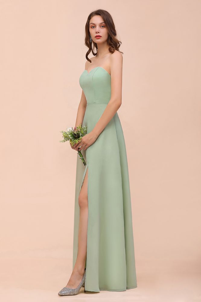 Robe de demoiselle d'honneur élégante et longue, bustier en mousseline, style formel.