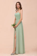 Robe de demoiselle d'honneur élégante et longue, bustier en mousseline, style formel.