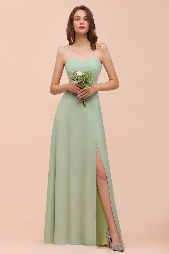 Robe de demoiselle d'honneur élégante et longue, bustier en mousseline, style formel.